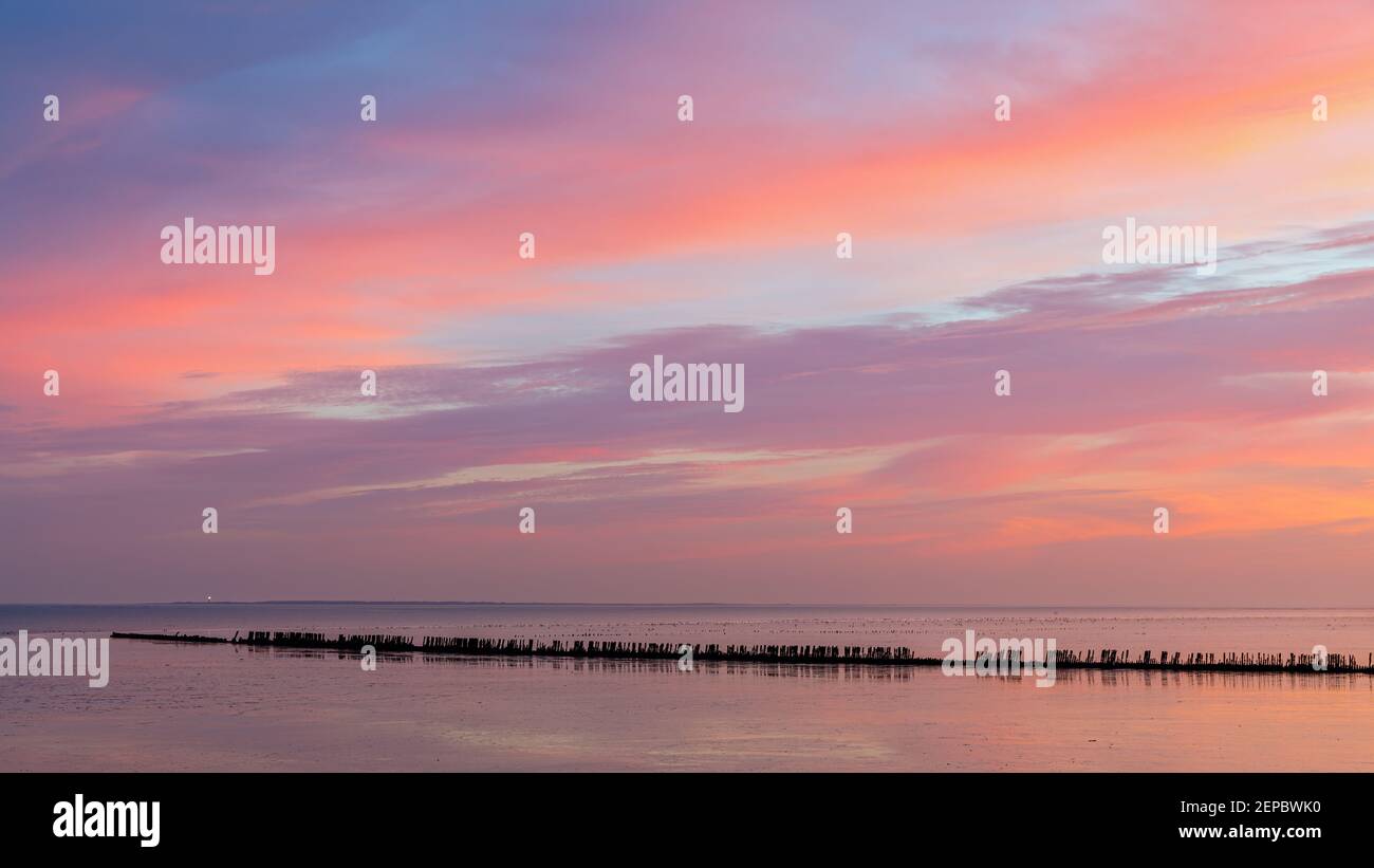 Sonnenaufgang über dem Wattenmeer bei Wierum in der Provinz Friesland. Stockfoto