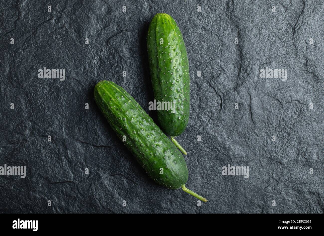 Nahaufnahme von frischer Gurke auf schwarzem Hintergrund Stockfoto