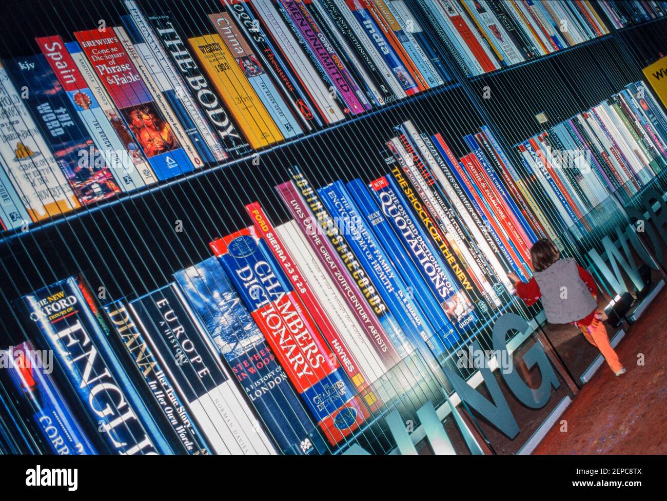 Riesiger Bücherregal im Millennium Dome, Greenwich, London, England - 27. November 2000 Stockfoto Riesiger Bücherregal im Millennium Dome, Greenwich, London, England - 27. November 2000 Stockfoto