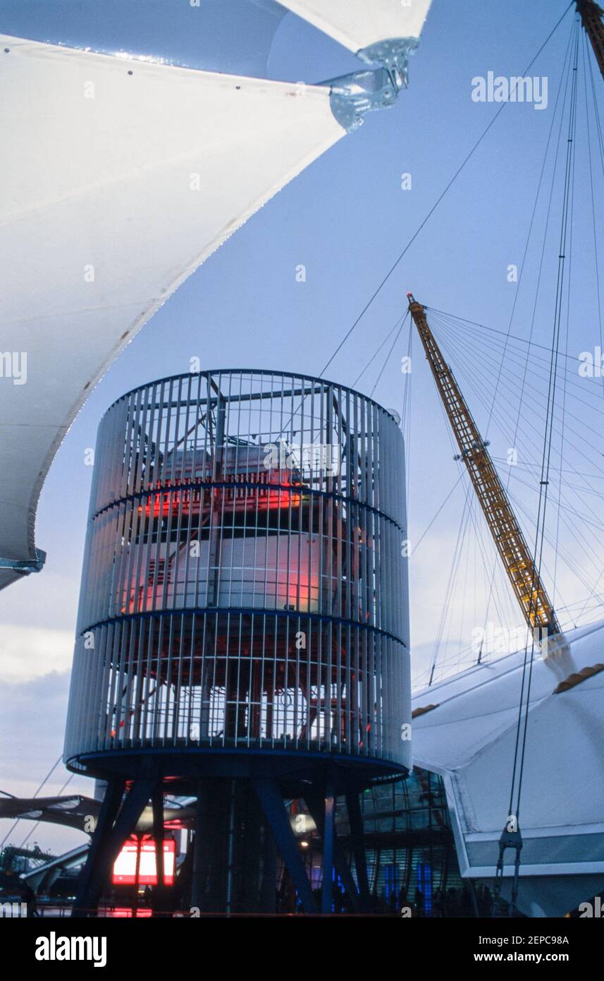 Einer der Türme, der die Ausstellung im Millennium Dome, Greenwich, London, England - 27. November 2000 mit Strom versorgt Stockfoto Einer der Türme, der die Ausstellung im Millennium Dome, Greenwich, London, England - 27. November 2000 mit Strom versorgt Stockfoto