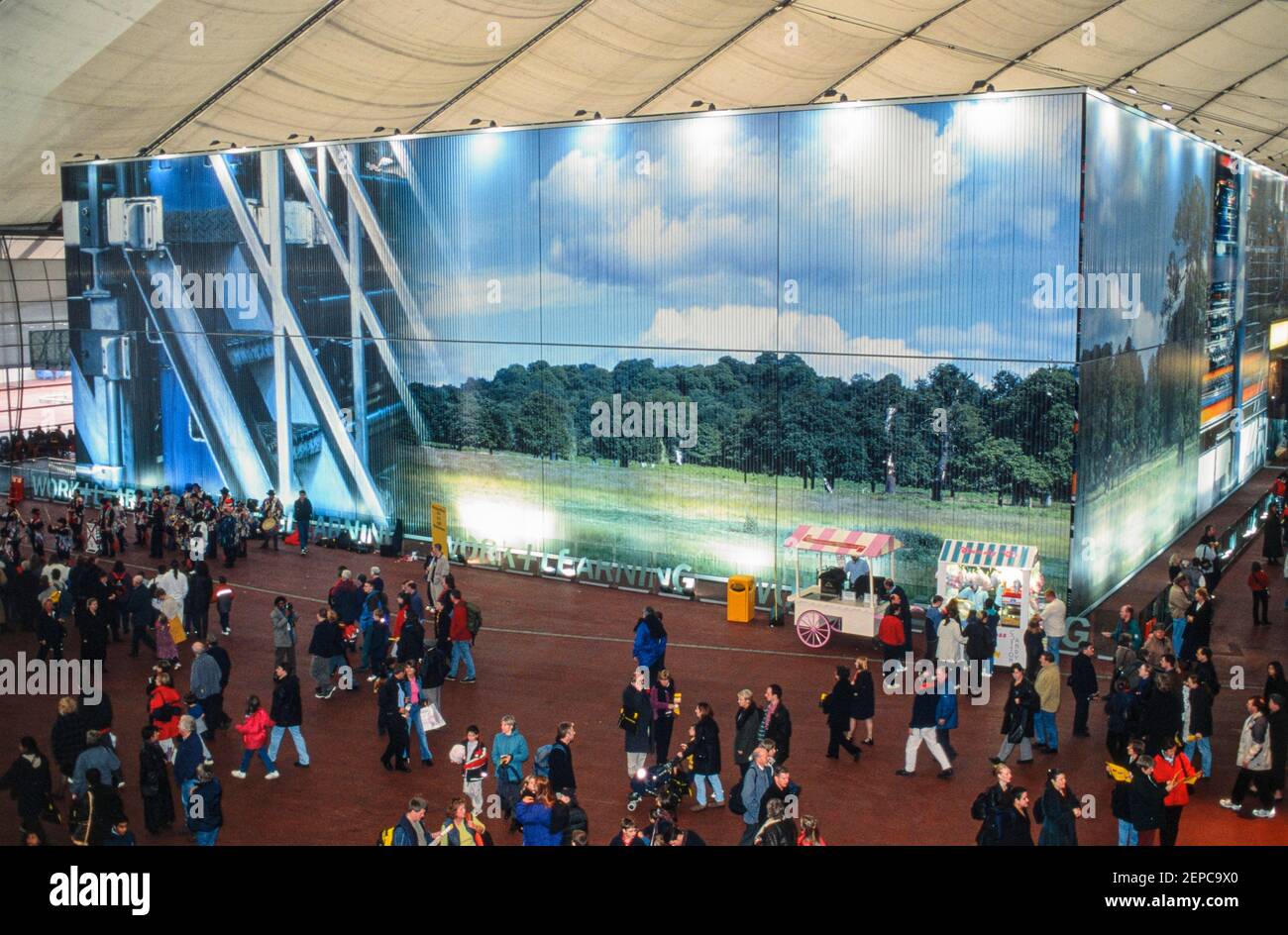 Besucher der Ausstellung im Millennium Dome, Greenwich, London, England - 27. November 2000 Stockfoto Besucher der Ausstellung im Millennium Dome, Greenwich, London, England - 27. November 2000 Stockfoto
