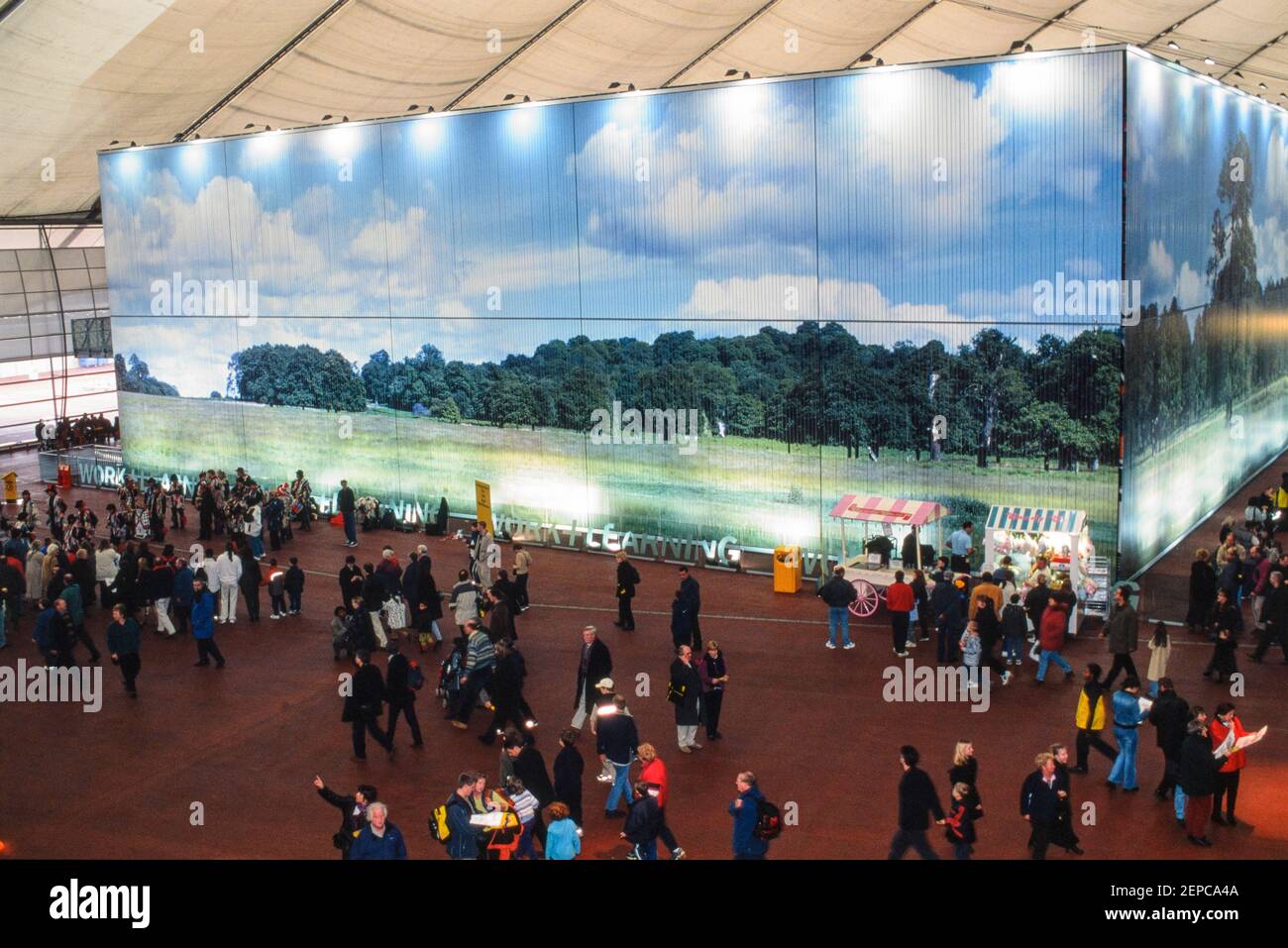 Besucher der Ausstellung im Millennium Dome, Greenwich, London, England - 27. November 2000 Stockfoto Besucher der Ausstellung im Millennium Dome, Greenwich, London, England - 27. November 2000 Stockfoto