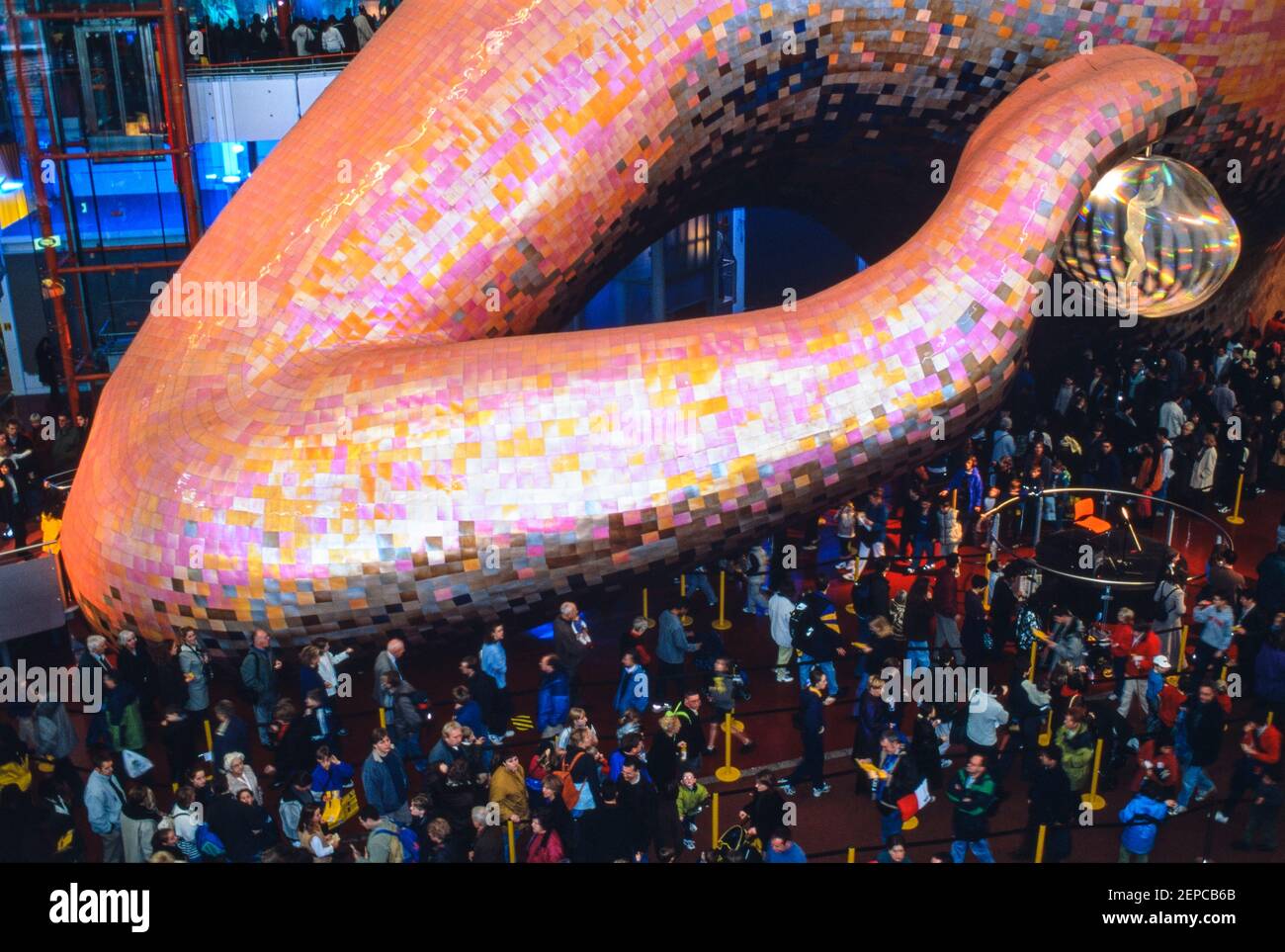 Besucher warten auf die Body Zone Ausstellung im Millennium Dome, Greenwich, London, England - 27. November 2000 Stockfoto Besucher warten auf die Body Zone Ausstellung im Millennium Dome, Greenwich, London, England - 27. November 2000 Stockfoto