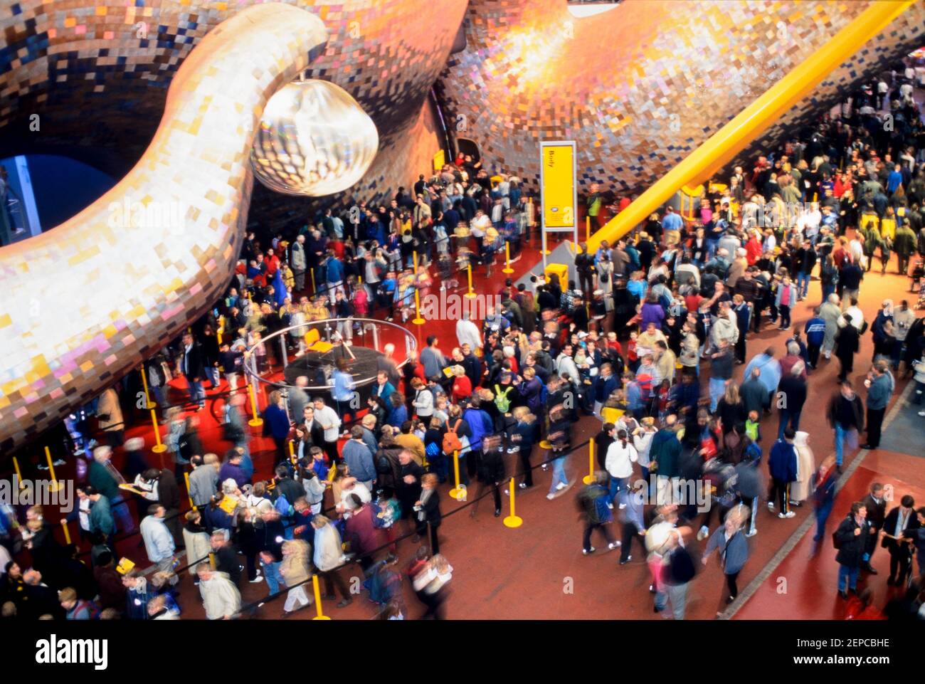Besucher warten auf die Body Zone Ausstellung im Millennium Dome, Greenwich, London, England - 27. November 2000 Stockfoto Besucher warten auf die Body Zone Ausstellung im Millennium Dome, Greenwich, London, England - 27. November 2000 Stockfoto