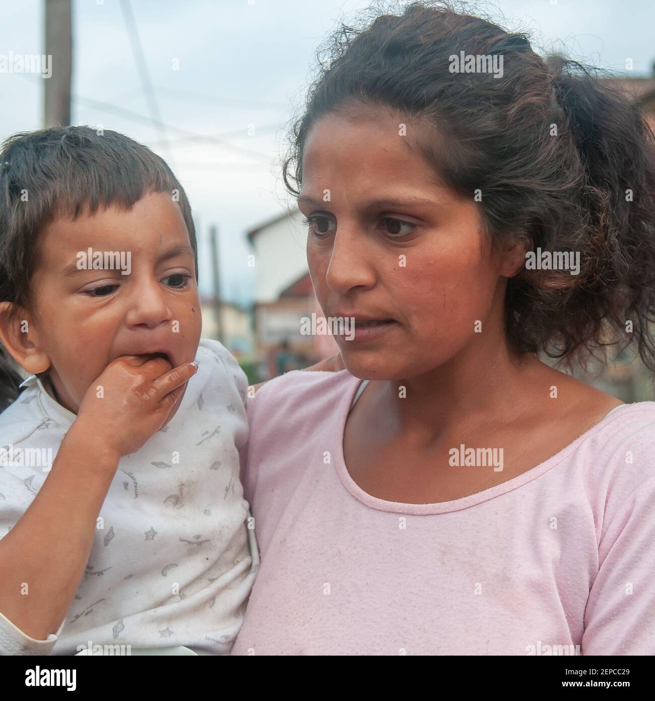 Lomnicka, Slowakei. 05-16-2018. Roma oder Zigeunermutter mit Kind mit Behinderung in einer verlassenen Gemeinschaft im Herzen der Slowakei, in elenden Leben Stockfoto