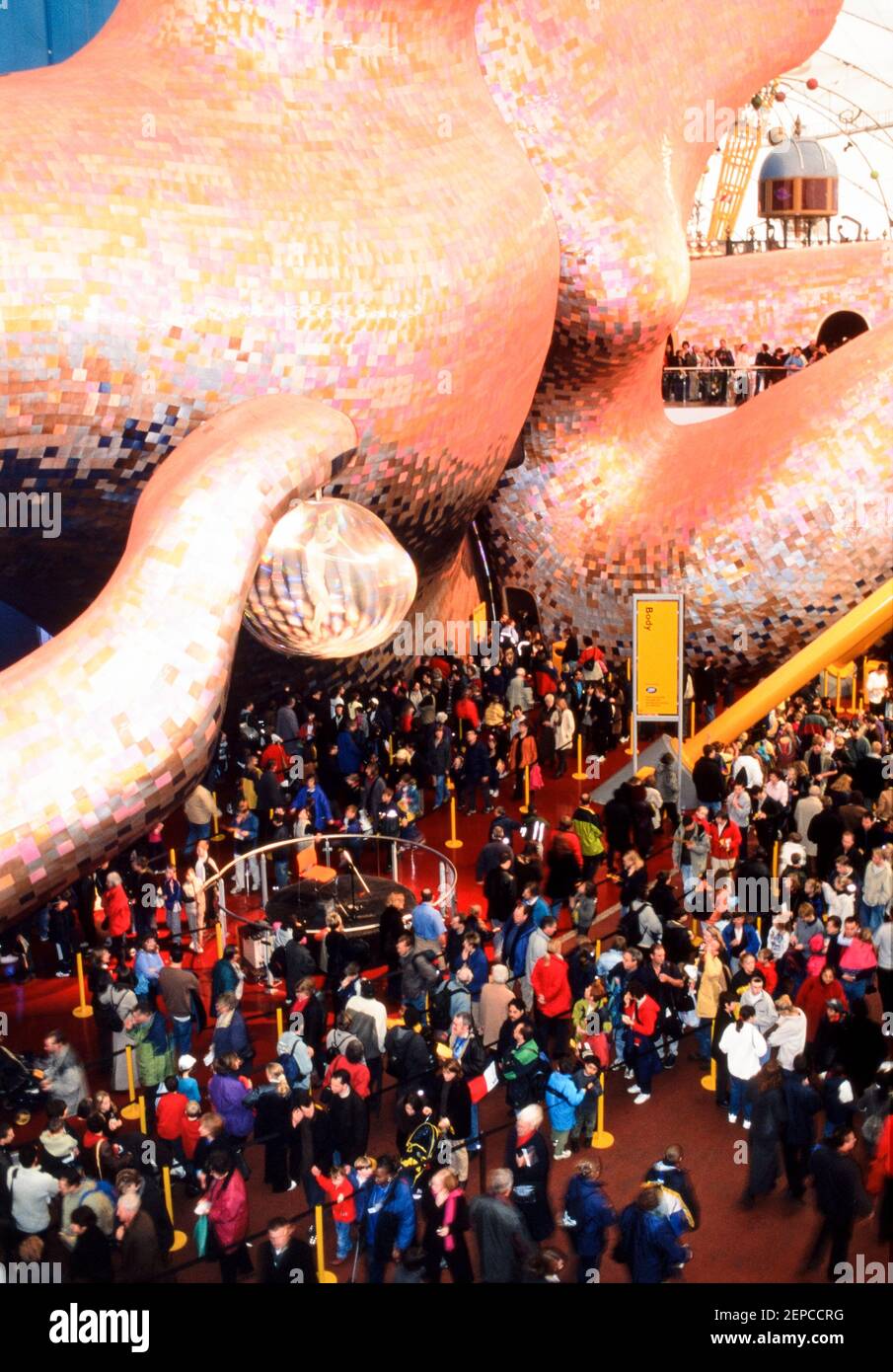 Besucher warten auf die Body Zone Ausstellung im Millennium Dome, Greenwich, London, England - 27. November 2000 Stockfoto Besucher warten auf die Body Zone Ausstellung im Millennium Dome, Greenwich, London, England - 27. November 2000 Stockfoto