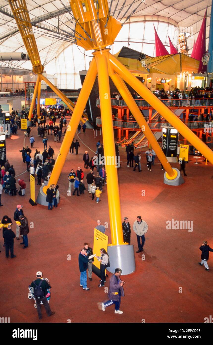 Besucher der Ausstellung im Millennium Dome, Greenwich, London, England - 27. November 2000 Stockfoto Besucher der Ausstellung im Millennium Dome, Greenwich, London, England - 27. November 2000 Stockfoto