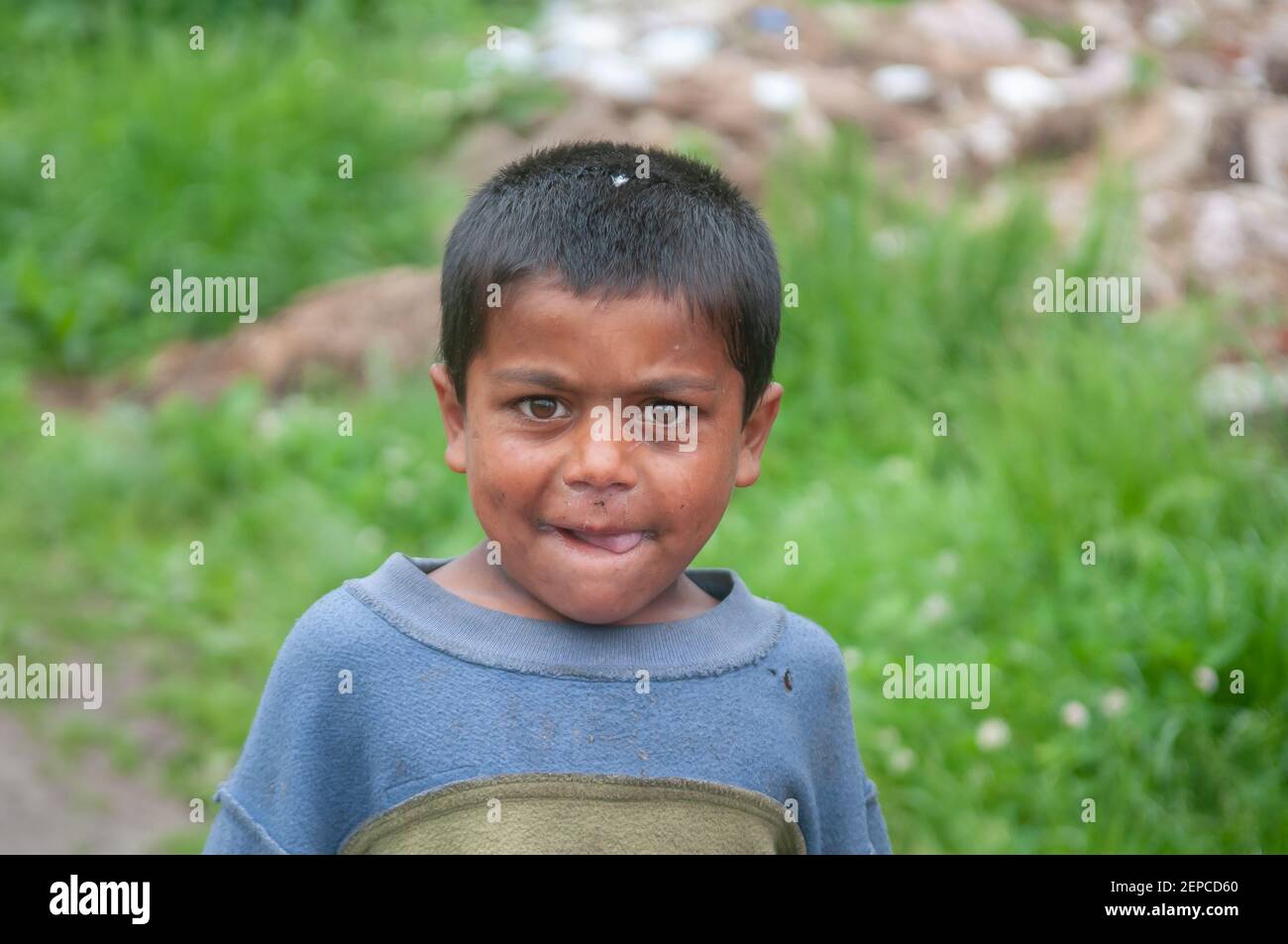 Lomnicka, Slowakei. 05-16-2018. Porträt eines Zigeunerjungen, der in Elend und Armut in einer verlassenen Roma-Gemeinschaft im Herzen der Slowakei lebt. Stockfoto