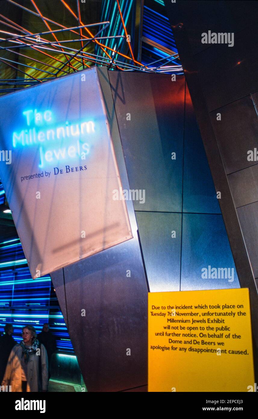 Die Millennium Jewels Ausstellung ist im Millennium Dome geschlossen, Dies war nach dem versuchten Raub der £350 Millionen Diamanten auf der Ausstellung nur Wochen zuvor, Greenwich, London, England - 27 November 2000 Stockfoto Die Millennium Jewels Ausstellung ist im Millennium Dome geschlossen, Dies war nach dem versuchten Raub der £350 Millionen Diamanten auf der Ausstellung nur Wochen zuvor, Greenwich, London, England - 27 November 2000 Stockfoto