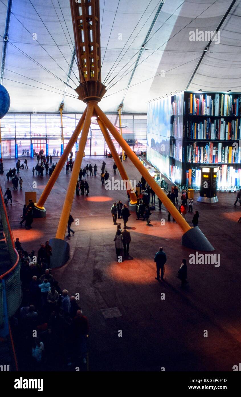 Besucher der Ausstellung im Millennium Dome, Greenwich, London, England - 27. November 2000 Stockfoto Besucher der Ausstellung im Millennium Dome, Greenwich, London, England - 27. November 2000 Stockfoto