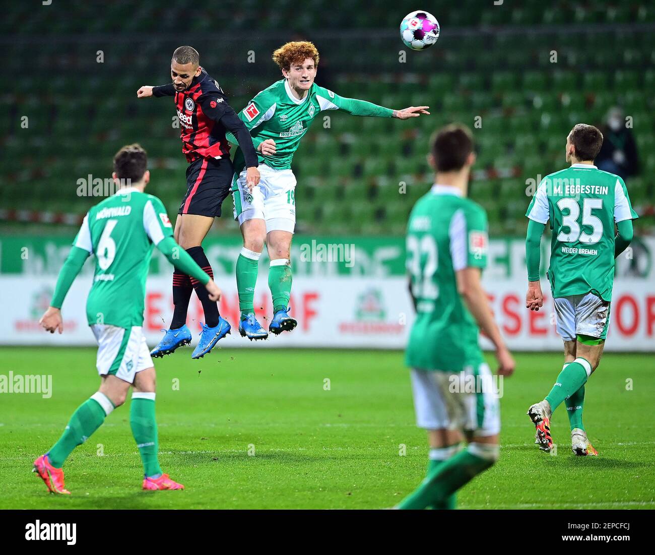 Bremen, Deutschland. 26th Feb, 2021. firo Fußball: Fußball: 26.02.2021 1st  Bundesliga: SV Werder Bremen - SG Eintracht Frankfurt 2: 1 Duelle, links  nach rechts Djibril Sow, Joshua Sargent (Bremen) zur weltweiten Nutzung