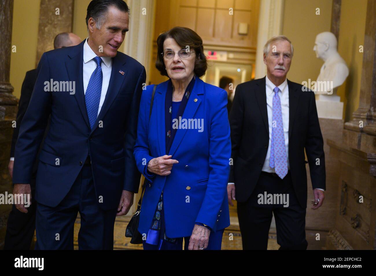 USA - DEZEMBER 3: Von links, Sens. Mitt Romney, R-Utah, Senatorin Dianne Feinstein, D-Calif., und Senatorin Angus King, I-Maine, verlassen die Senatsessen im Capitol am Dienstag, den 3. Dezember 2019. (Foto Von Tom Williams) Stockfoto