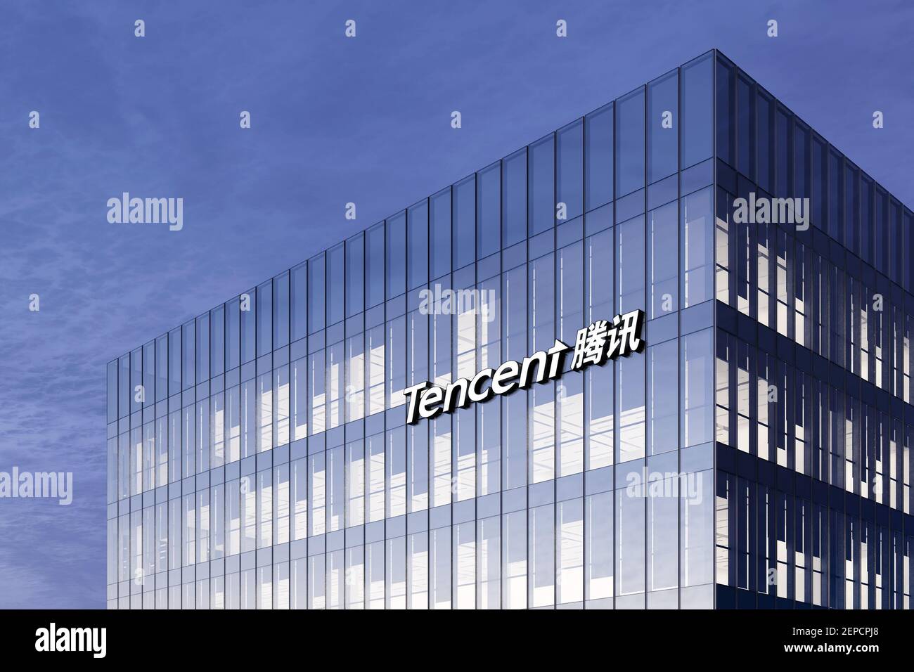 Shenzhen, China. Februar 17, 2021. Nur für redaktionelle Verwendung, 3D CGI. Tencent Holding Corporation Beschriftungslogo auf dem Glasgebäude. Internet Am Arbeitsplatz Stockfoto