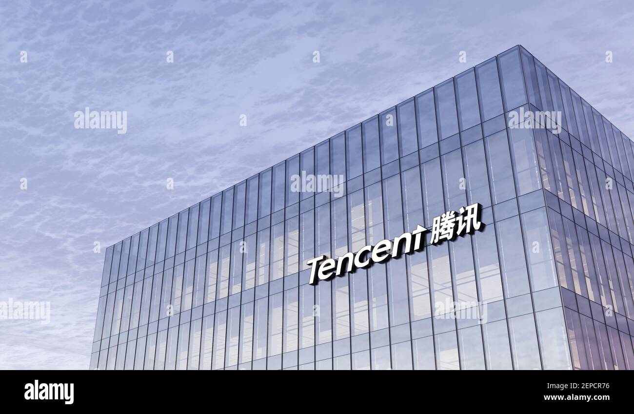 Shenzhen, China. Februar 17, 2021. Nur für redaktionelle Verwendung, 3D CGI. Tencent Holding Corporation Beschriftungslogo auf dem Glasgebäude. Internet Am Arbeitsplatz Stockfoto