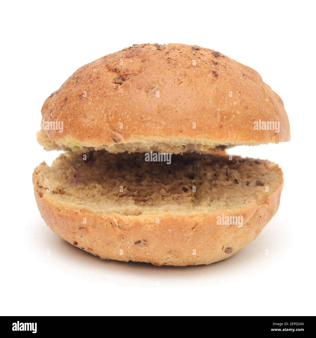 Burger-Brötchen mit Flachs in zwei Hälften auf einer Seite isoliert auf weißem Hintergrund geschnitten.Lustige Burger-Brötchen. Stockfoto