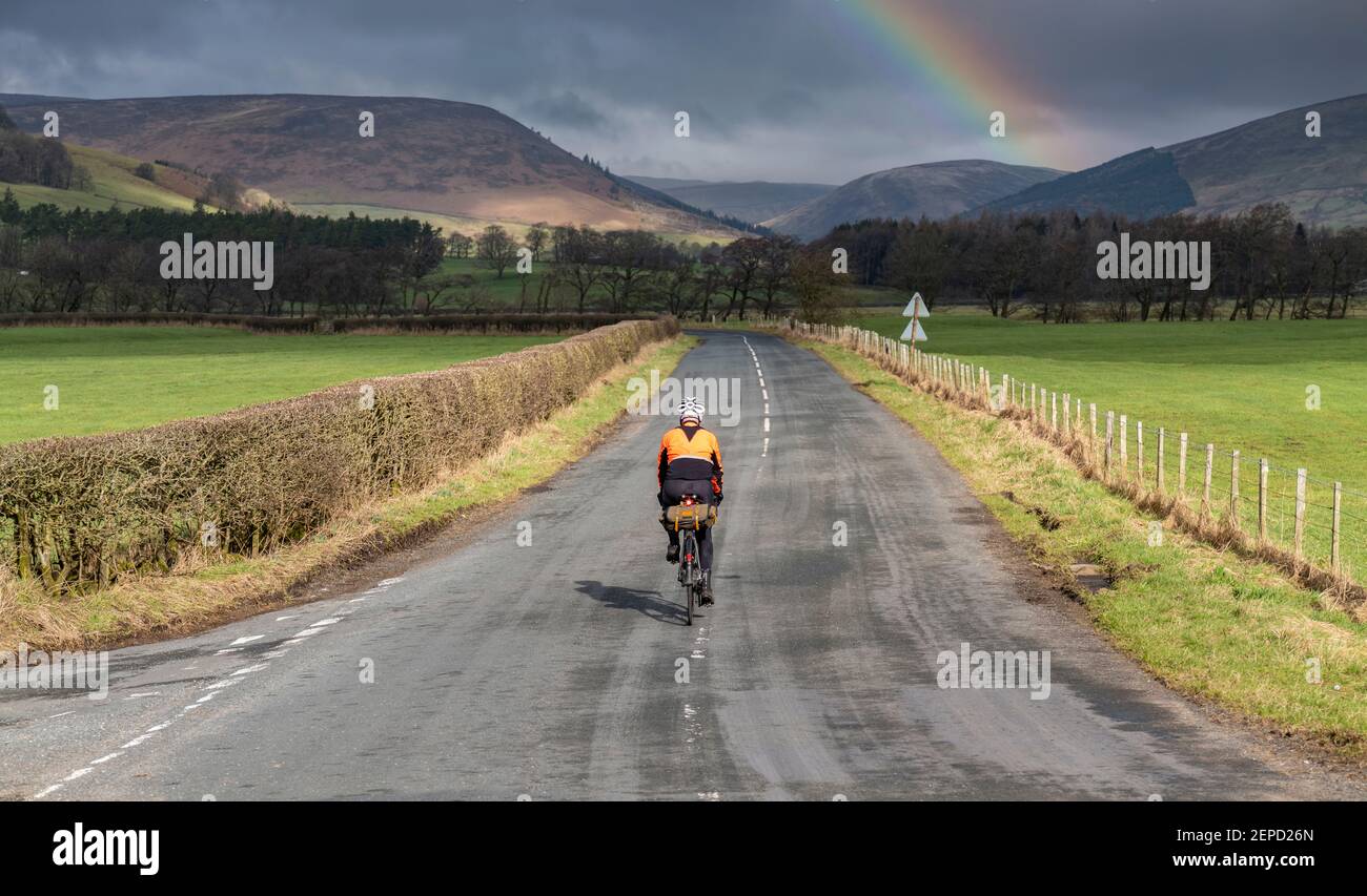 Reifer Radsportler in der Gegend von Bowland, Lancashire, Großbritannien. Stockfoto