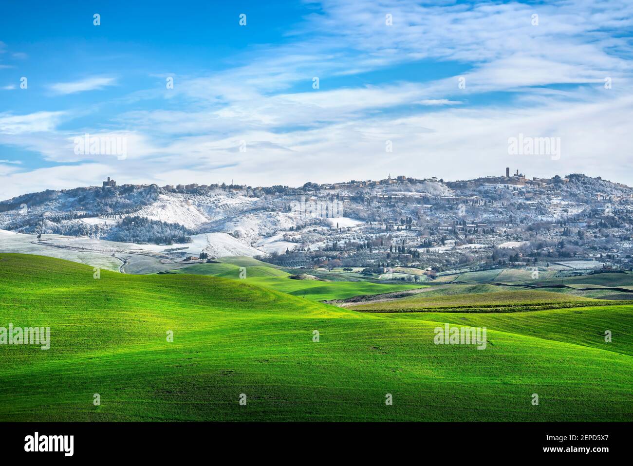Volterra verschneite Stadt und sanfte Hügel im Winter. Pisa Provinz, Toskana, Italien, Europa. Stockfoto