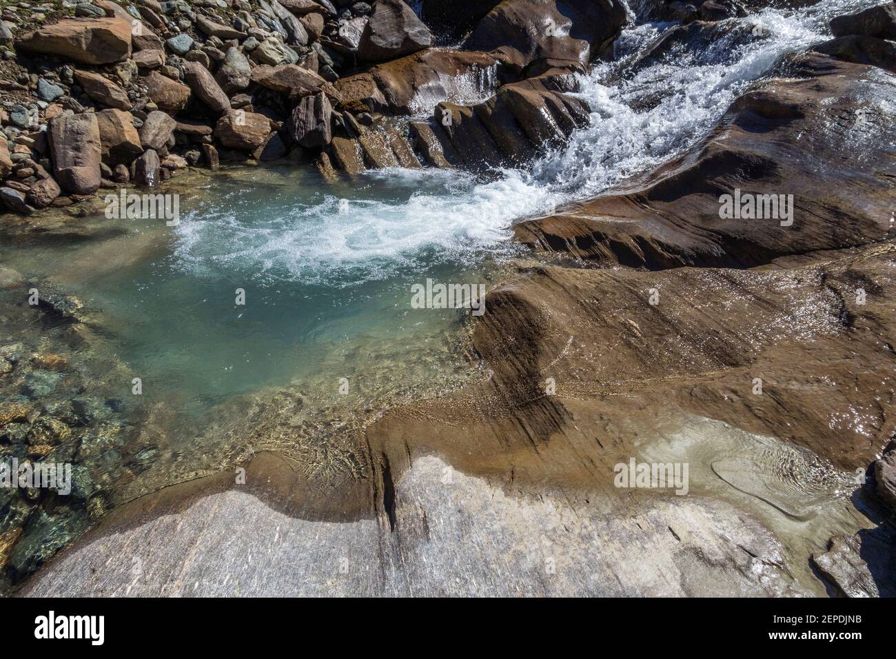 Bach und Felsen vom Wasser geglättet. Timmeltal. Österreichische Alpen. Europa. Stockfoto