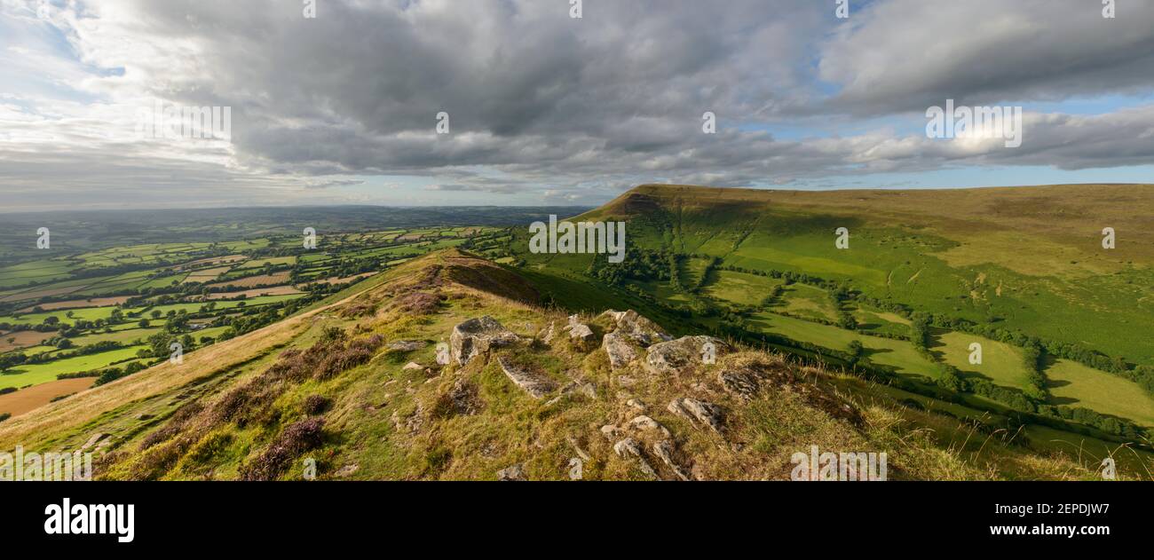 Mynydd Llangorse mit Blick auf Mynydd Troed in den Brecon Beacons, Wales. Stockfoto