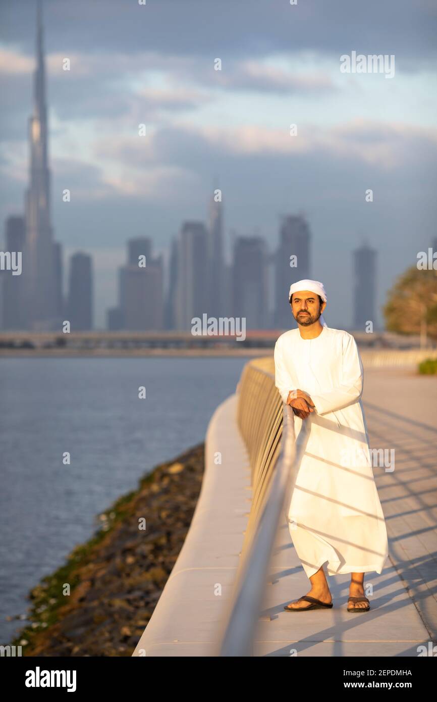 emirati man in Al Jaddaf Waterfront in Dubai mit Burj Khalifa im Hintergrund Stockfoto