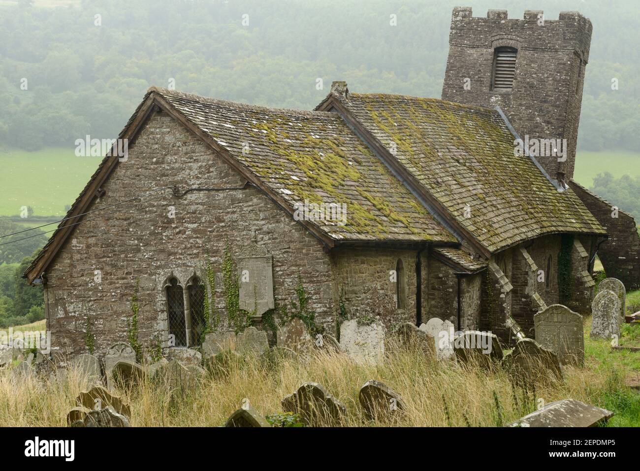 Die berühmte krumme Kirche in Cwmyoy in den Brecon Beacons, Wales. Stockfoto