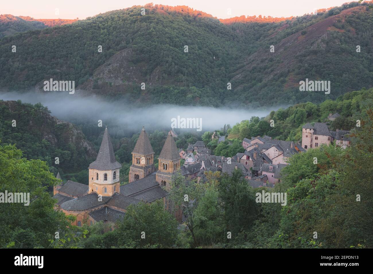 Blick auf den Hang des malerischen und charmanten mittelalterlichen französischen Dorf Conques, Aveyron, ein beliebtes Sommertouristenziel in der Region Okzitanien Stockfoto