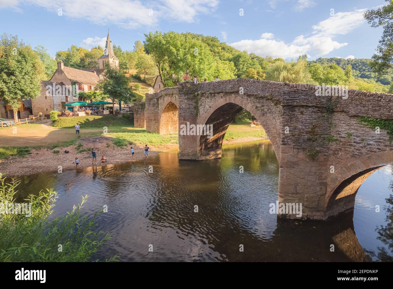 Alte Steinbrücke über den Fluss Aveyron an einem Sommertag in der malerischen und charmanten mittelalterlichen Französisch Dorf Belcastel, Frankreich Stockfoto