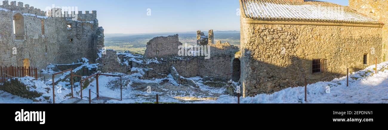 Verschneite Festung Montanchez. Römisches Schloss, umgebaut von Almohads und verwendet von Order de Santiago. Extremadura, Spanien Stockfoto