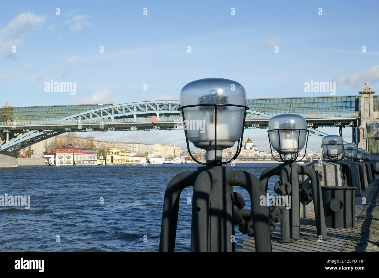 Blick auf Moskau, Russland. Puschkinski (Andrejewski) Fußgängerbrücke Stockfoto