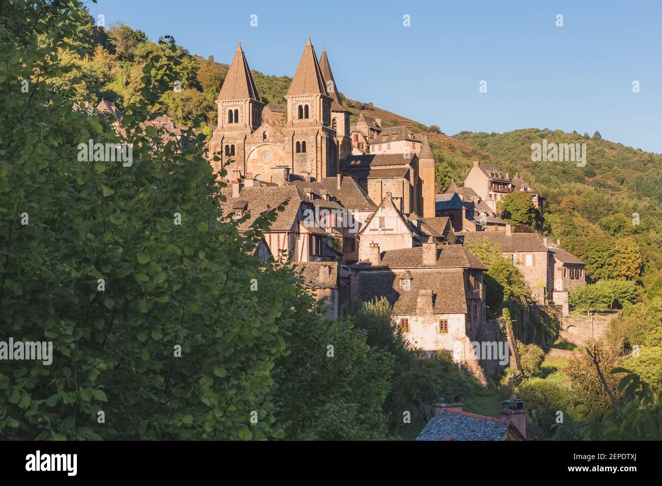 Das malerische und charmante mittelalterliche französische Dorf Conques, Aveyron und die Abteikirche Sainte-Foy, ein beliebtes Touristenziel im Sommer in der Occit Stockfoto