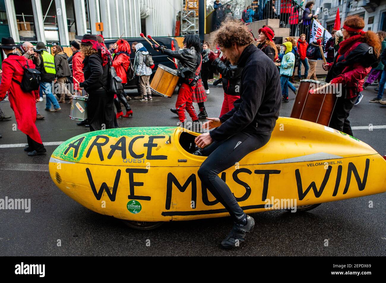 Ein Mann in einem speziellen Fahrrad während der Demonstration gesehen. Tausende von Menschen versammeln sich im Zentrum von Brüssel, um eine Menschenkette zu bilden und das Bundestag und den Königspalast zu umgeben, um einen dringenden Klimaschutz zu fordern. Um die Kette, die am Hauptbahnhof begann, gab es mehrere Aufführungen und Musik. (Foto: Ana Fernandez / SOPA Images/Sipa USA) Stockfoto