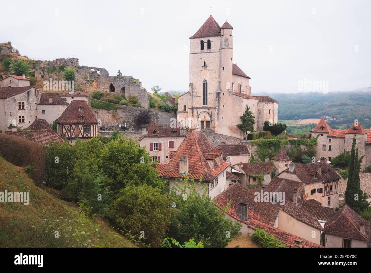 Das französische mittelalterliche Dorf Saint-Cirq-Lapopie und seine befestigte Kirche aus dem 16th. Jahrhundert im Lot-Tal, Frankreich. Stockfoto