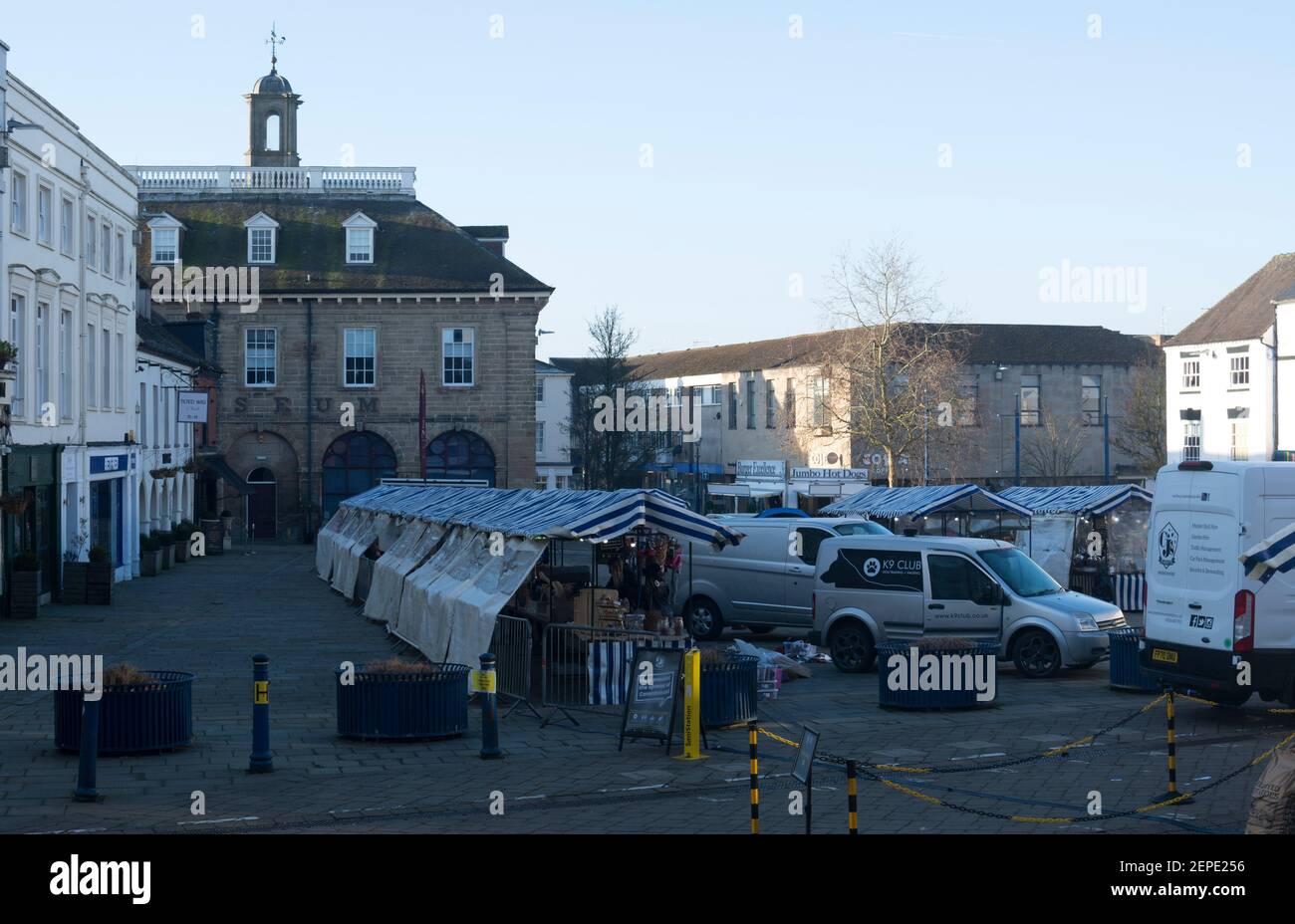Der Samstagsmarkt in Market Place während der 2021 Covid-19 Sperre, am frühen Morgen, Warwick, Warwickshire, England, VEREINIGTES KÖNIGREICH Stockfoto