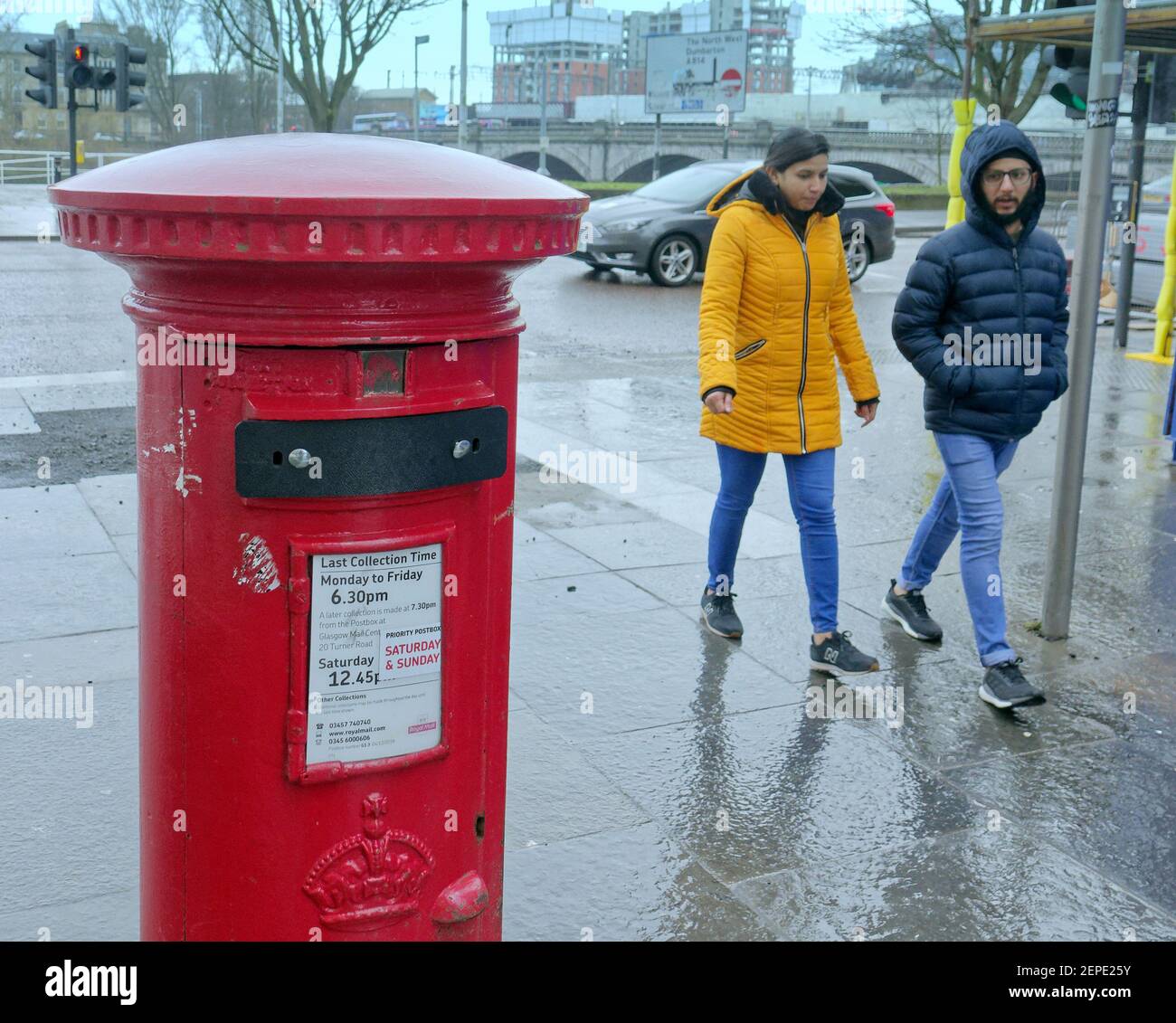 Glasgow, Schottland, Großbritannien, 27th. Februar 2021, Der Lockdown Samstag sah regnerisches Wetter, während die Menschen weiter allein ziellos in der leeren Innenstadt wandern. Ein ungewöhnlicher Anblick eines versiegelten Briefkastens im Stadtzentrum. Credit Gerard Ferry/Alamy Live News Stockfoto