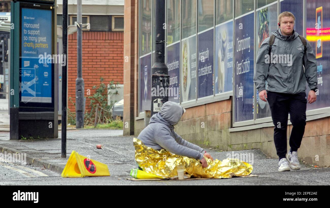 Glasgow, Schottland, Großbritannien, 27th. Februar 2021, Der Lockdown Samstag sah regnerisches Wetter, während die Menschen weiter allein ziellos in der leeren Innenstadt wandern. Die Obdachlosen Bettler haben weitgehend aufgegeben, weil so wenige Menschen auf den Straßen mit den wenigen verbleibenden schlagen die Innenstadt Supermärkte, die Kunden haben. Credit Gerard Ferry/Alamy Live News Stockfoto