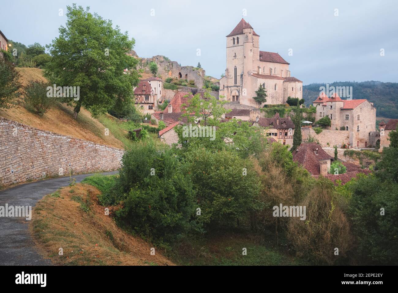 Das französische mittelalterliche Dorf Saint-Cirq-Lapopie und seine befestigte Kirche aus dem 16th. Jahrhundert im Lot-Tal, Frankreich. Stockfoto