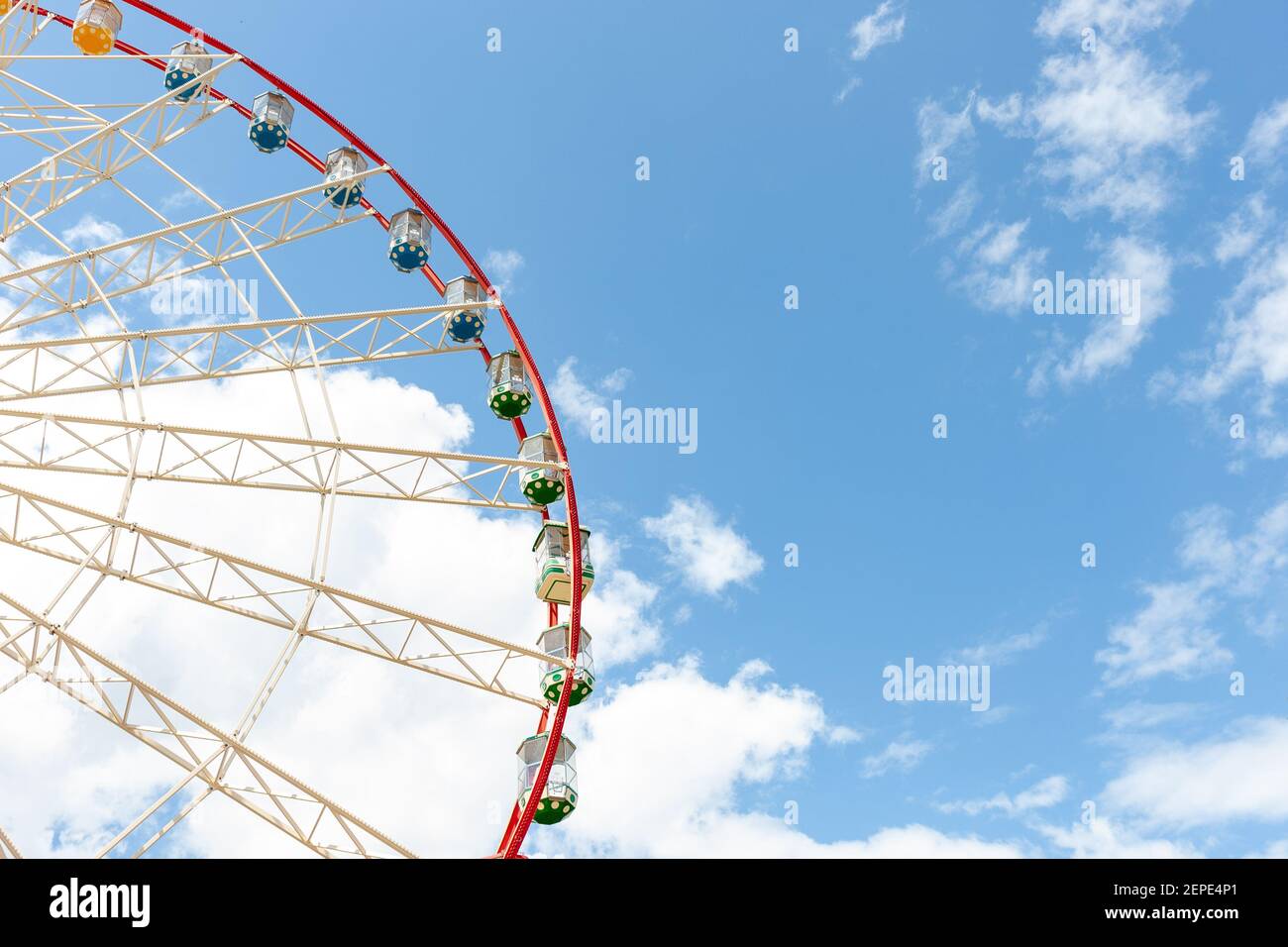 Riesige schöne Riesenrad im Freizeitpark am blauen Himmel mit Wolken Hintergrund.Copy Raum. Festliche und Freizeit Stimmung Stockfoto