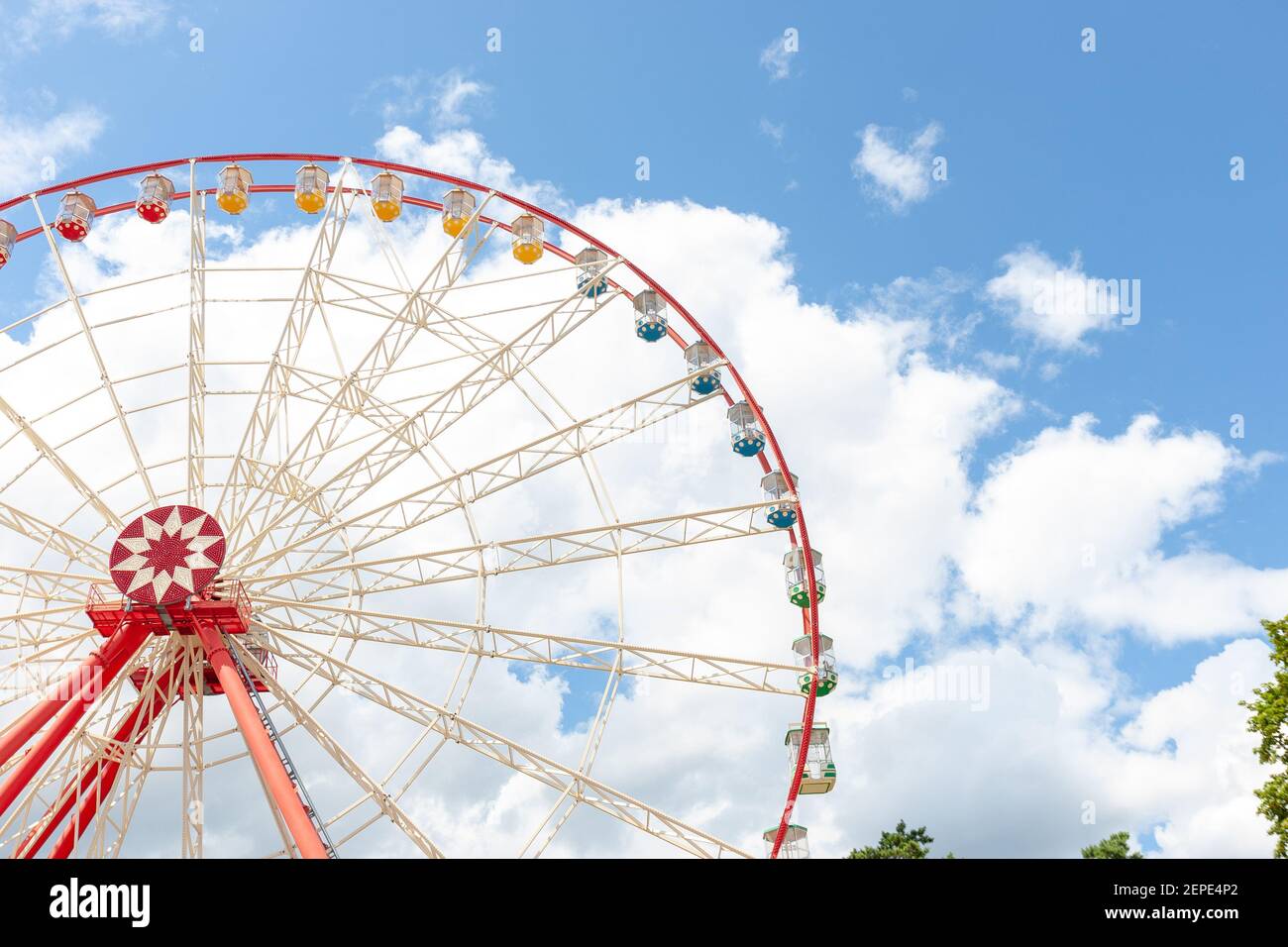 Riesige schöne Riesenrad im Freizeitpark am blauen Himmel mit Wolken Hintergrund.Copy Raum. Festliche und Freizeit Stimmung Stockfoto