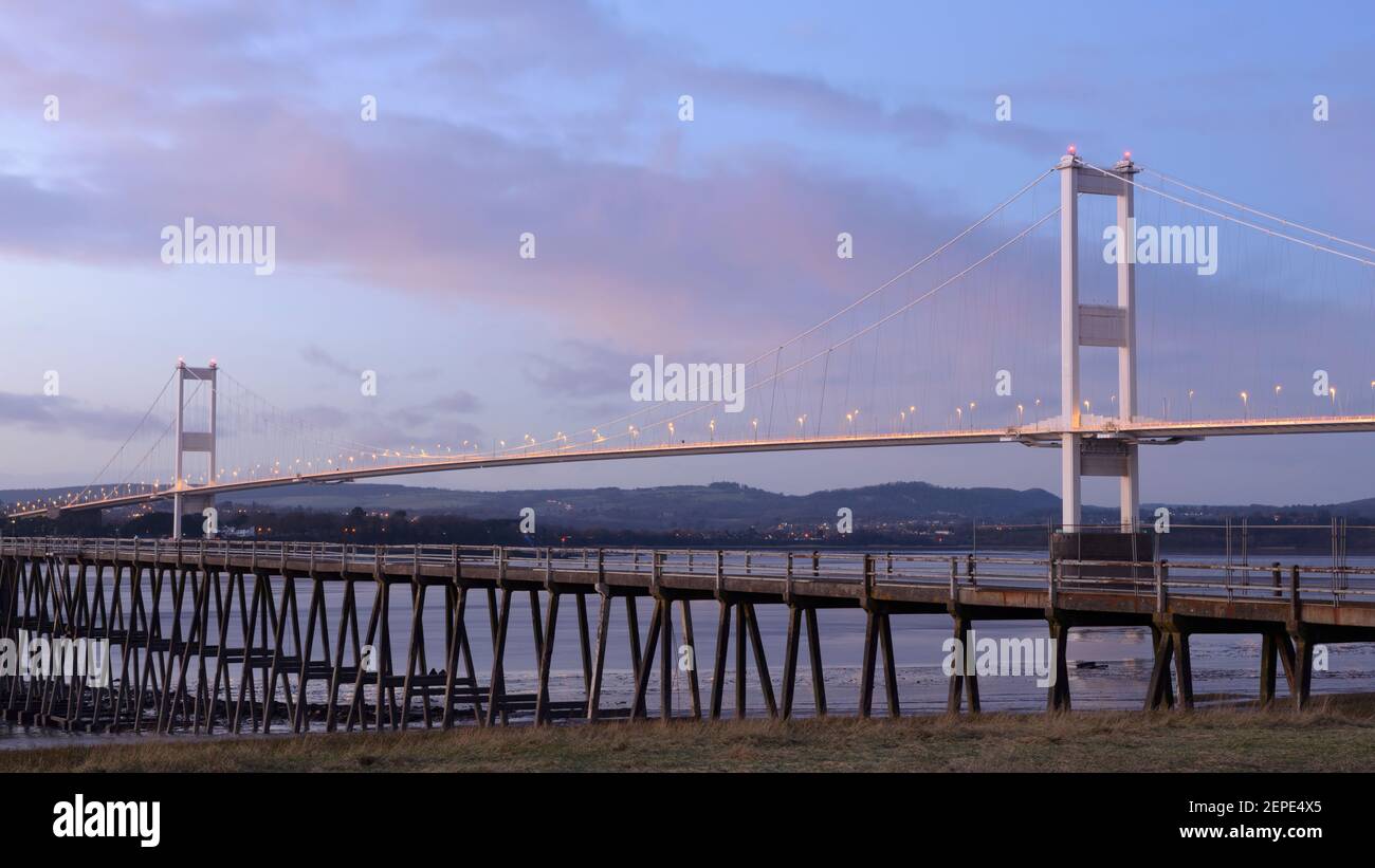 Die Severn Crossing in der Abenddämmerung an einem Winternachmittag. Stockfoto