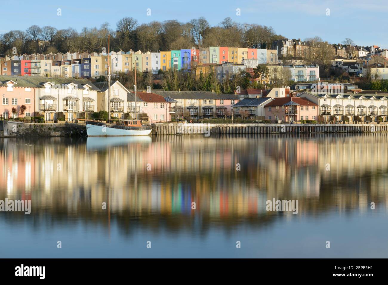 Farbenfrohe Häuser in Clifton Wood, Bristol, spiegeln sich im Wasser des nahegelegenen Hafens wider. Stockfoto