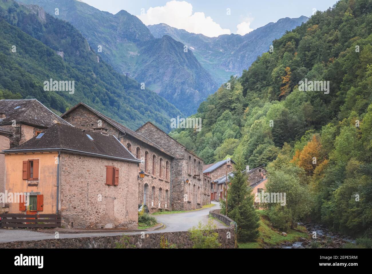 Das malerische französische Bergdorf Couflens in Salau der Midi-Pyrenäen im Südwesten Frankreichs. Stockfoto