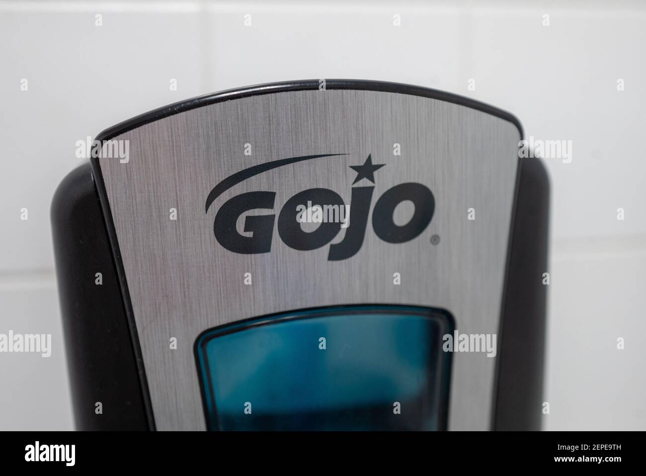 Nahaufnahme des Logos für die Versorgungsfirma Gojo auf einer Badezimmereinrichtung in einem kommerziellen Standort, San Ramon, Kalifornien, 23. November 2019. (Foto von Smith Collection/Gado/Sipa USA) Stockfoto