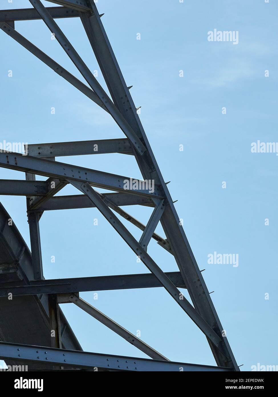 Stahlwerksrahmen auf einem Holzabflucht gegen den Himmel fahren. Nahaufnahme der Stahlarbeiten auf der Holzflumenfahrt am Great Yarmouth Seafront Pleasure Beach Stockfoto