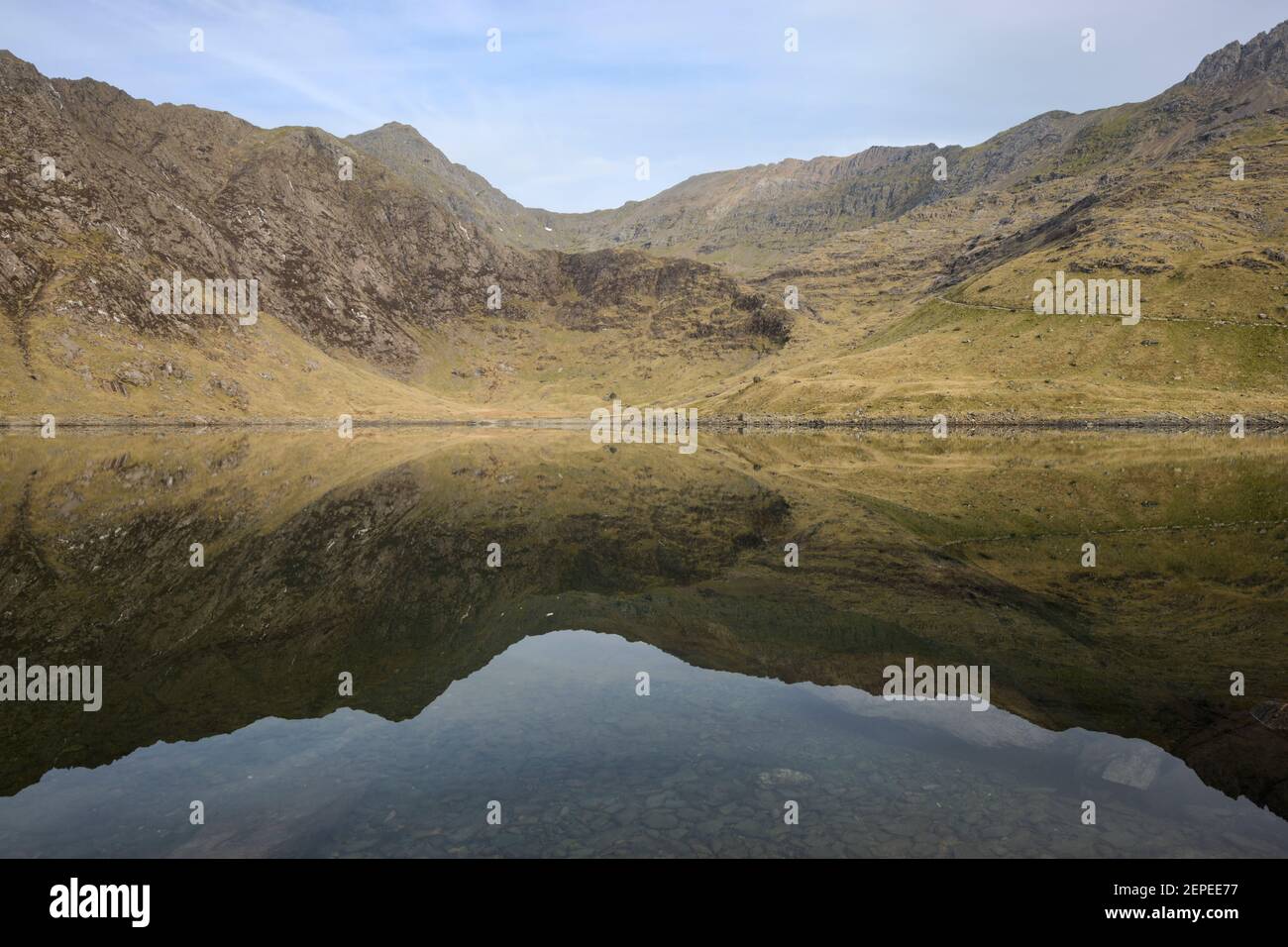 Snowdon und Garnedd Ugain spiegeln sich im spiegelnden Wasser von Llyn Llydaw, Snowdonia. Stockfoto
