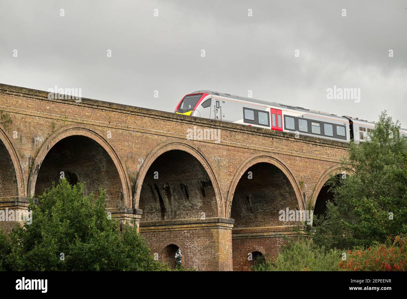 Ein FLIRT der Klasse 755/3 fährt über das Viadukt von Chappel in Chappel, Colchester, Essex. Stockfoto