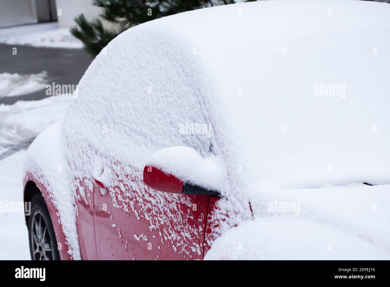 Rotes Auto mit Schnee bedeckt. Nahaufnahme des Bildes. Stockfoto