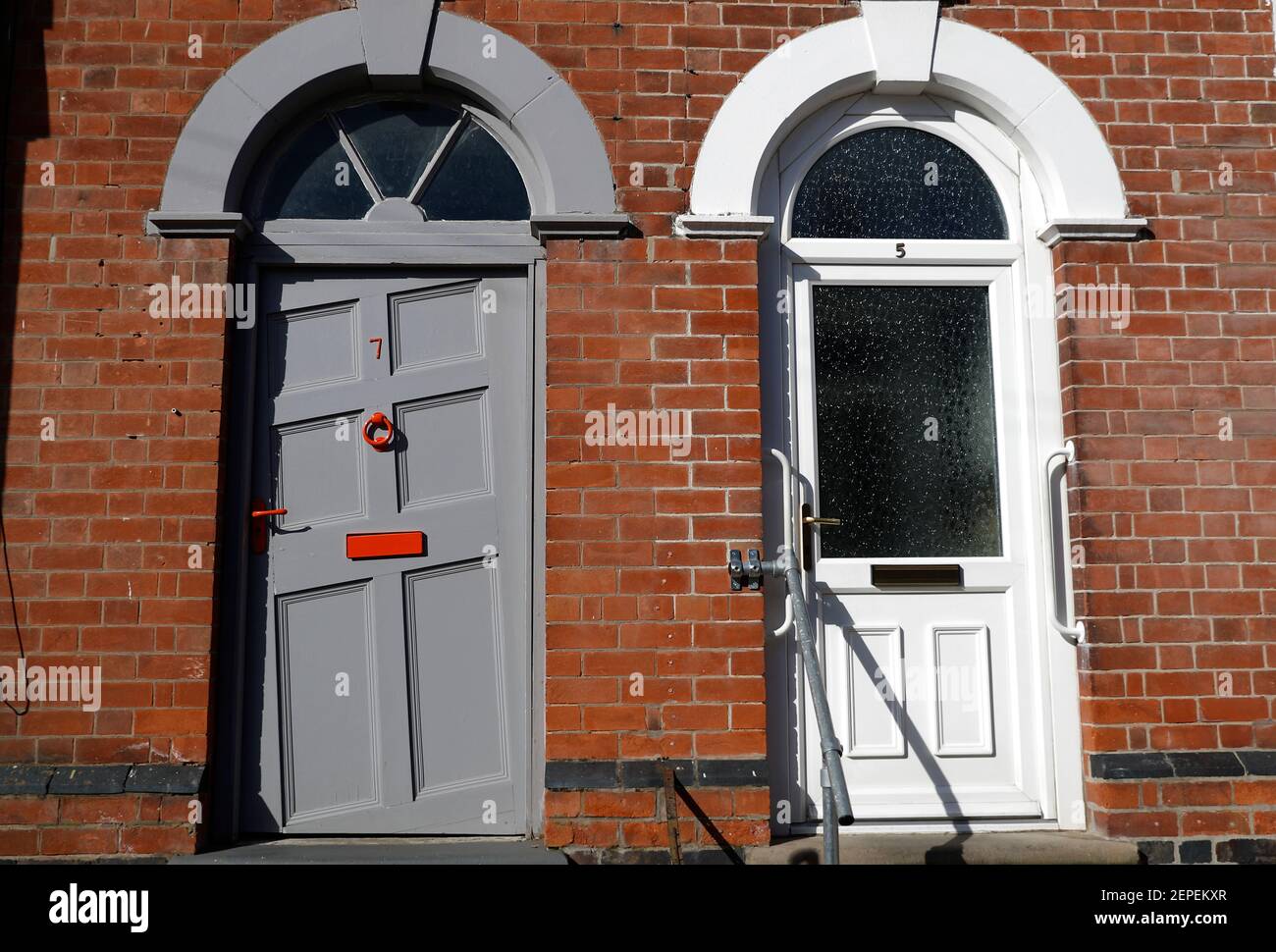 Loughborough, Leicestershire, Großbritannien. 27th. Februar 2021. Eine wundersame Tür hängt von einem Reihenhaus. Eine Hypothek-Garantie-System, um Menschen mit kleinen Einlagen auf der Immobilien-Leiter zu helfen, wird bei der nächsten Woche Budget angekündigt werden. Credit Darren Staples/Alamy Live News. Stockfoto