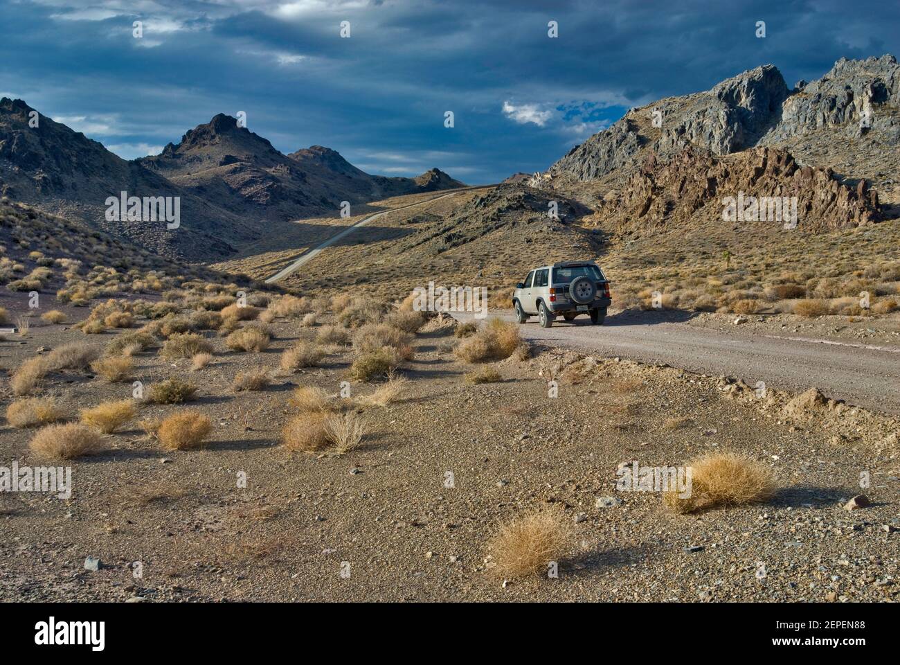 Fahrt nach Inyo Mountains auf der Cerro Gordo Road über Owens Valley, Kalifornien, USA Stockfoto