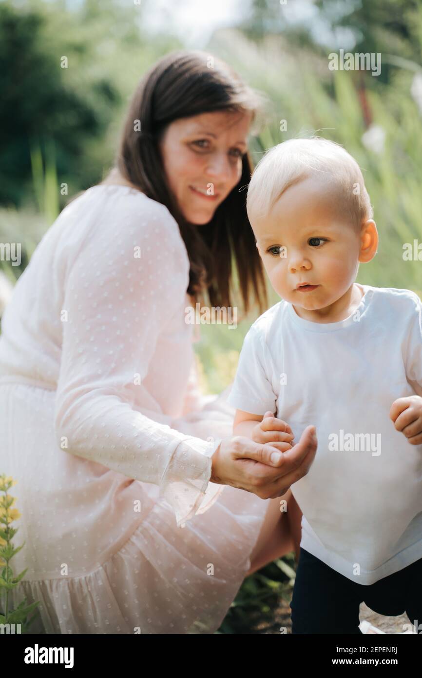 Nettes Baby Junge und seine Mutter im Freien Stockfoto