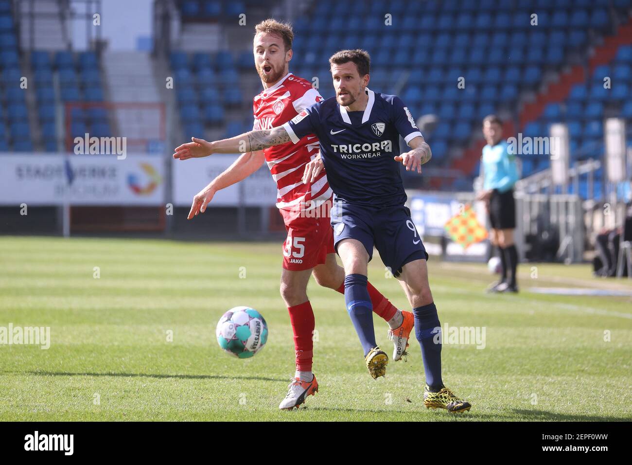 Bochum, Deutschland. 27th Feb, 2021. firo: 27.02.2021 Fußball: Fußball: 2nd Bundesliga-Saison 2020/21 VfL Bochum - Würzburg, Kickers Würzburg, Würzburg Duelle, Simon Zoller, versus, Martin Hasek Quelle: dpa/Alamy Live News Stockfoto